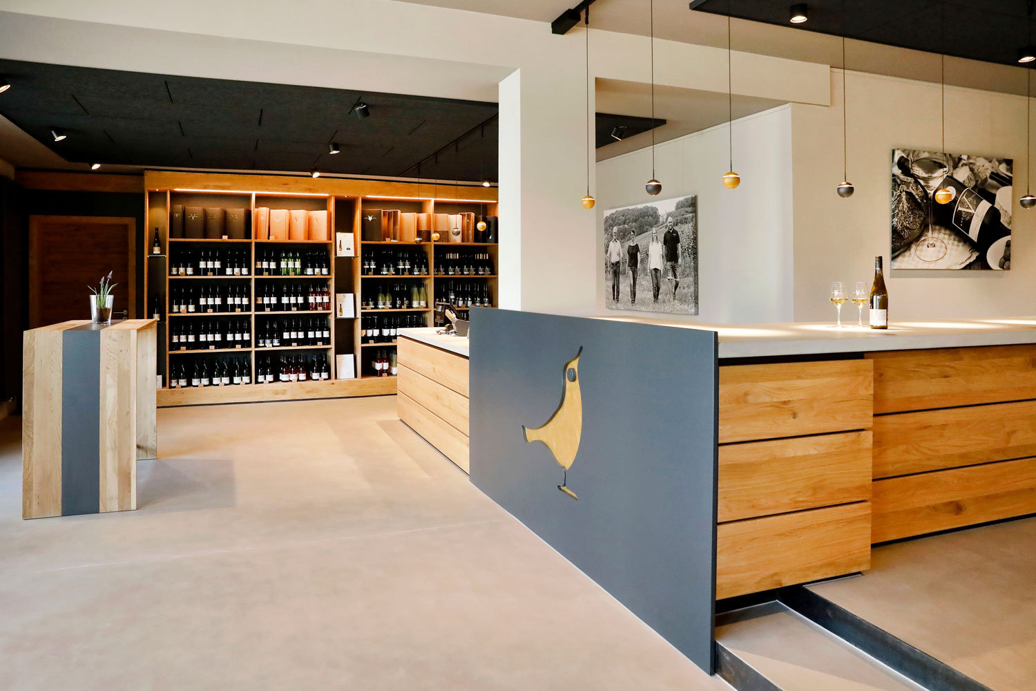 Blick in eine Vinothek mit Weinregalen und Bar